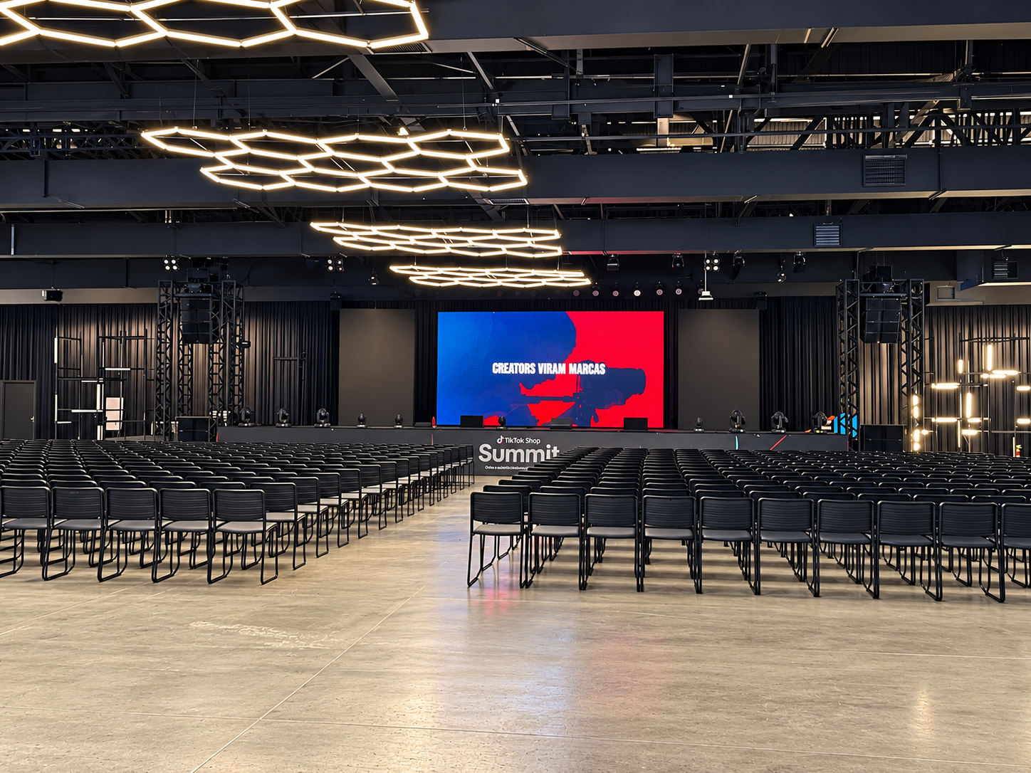Auditório preparado para o TikTok Shop Summit